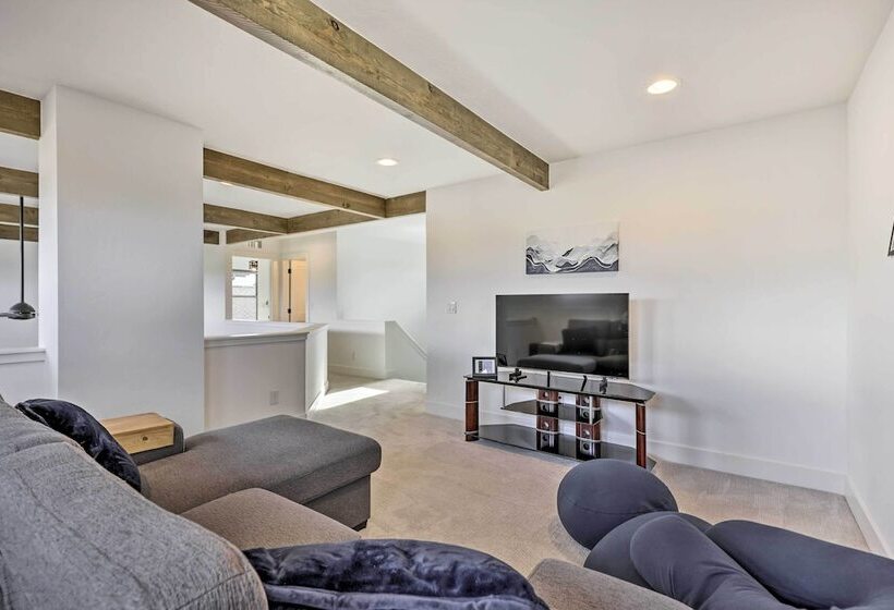 Furnished Deck & Hot Tub: Chic Granby Home!