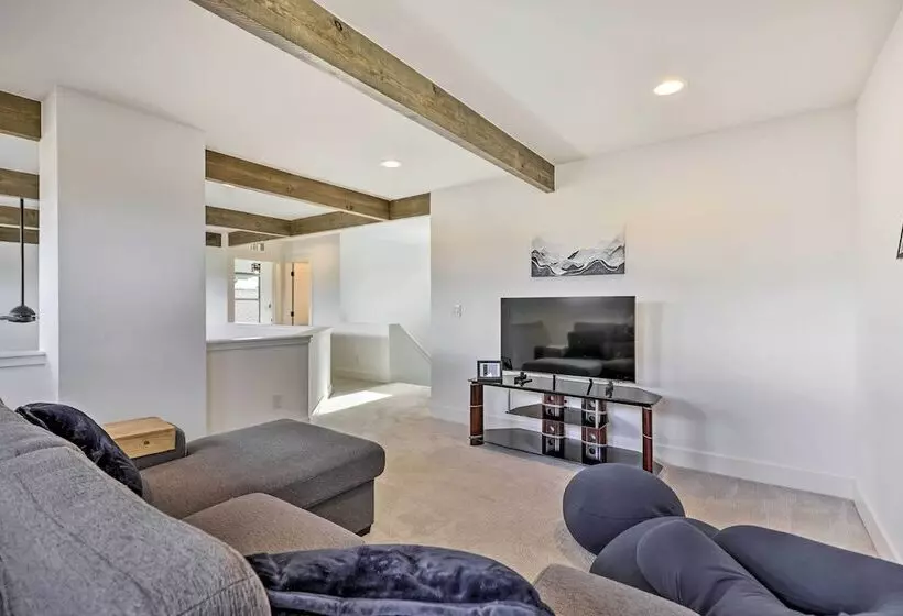 Furnished Deck & Hot Tub: Chic Granby Home!