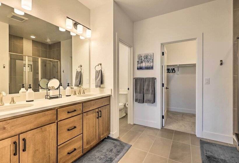 Furnished Deck & Hot Tub: Chic Granby Home!