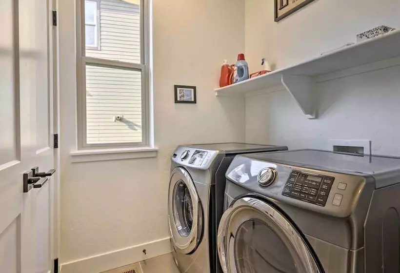 Furnished Deck & Hot Tub: Chic Granby Home!