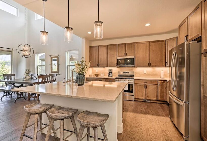 Furnished Deck & Hot Tub: Chic Granby Home!