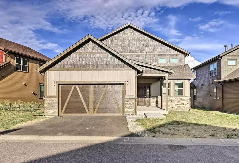 Furnished Deck & Hot Tub: Chic Granby Home!