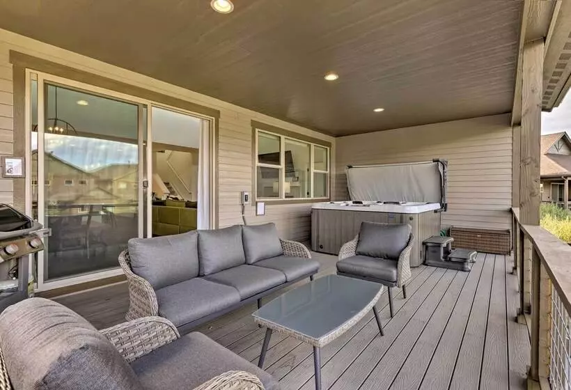 Furnished Deck & Hot Tub: Chic Granby Home!