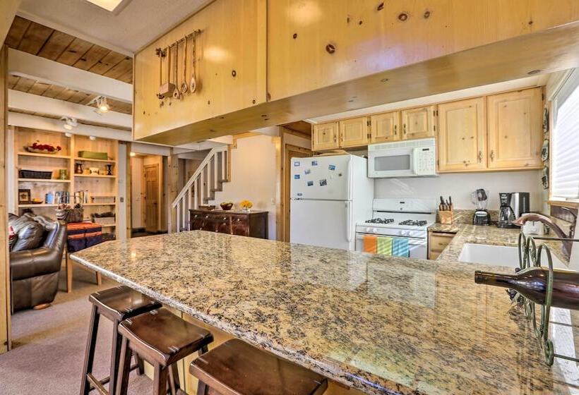 Cozy Tahoe City Home Near Famous Ski Resorts!