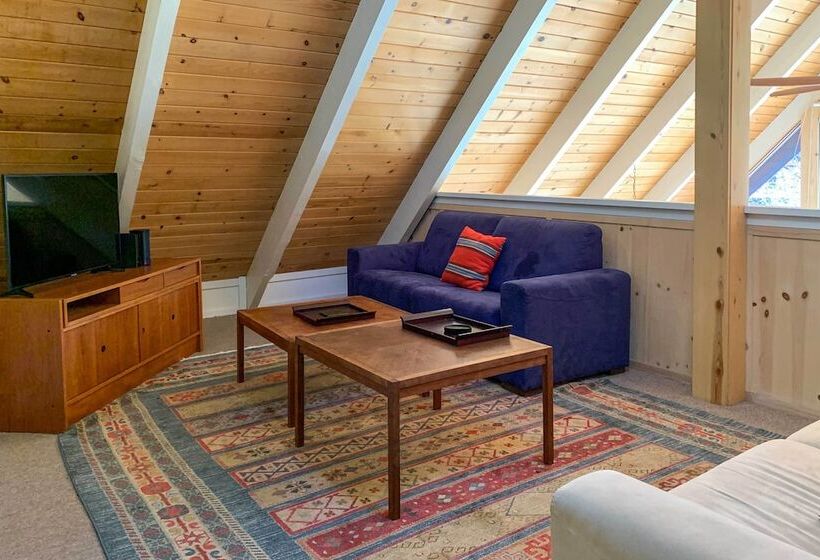 Cozy Tahoe City Home Near Famous Ski Resorts!