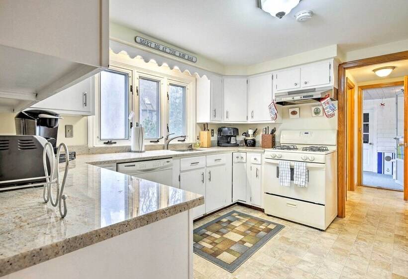 Mashpee Home W/ Beach Gear & Bbq: 2 Mi To Shore