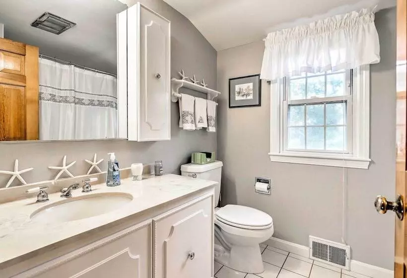 Mashpee Home W/ Beach Gear & Bbq: 2 Mi To Shore