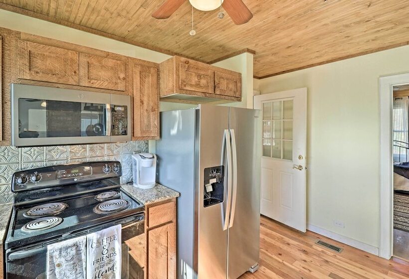 Flat Rock Cottage Near Hendersonville & Hiking