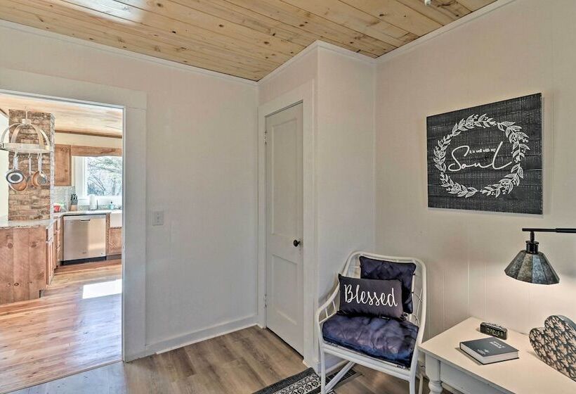 Flat Rock Cottage Near Hendersonville & Hiking