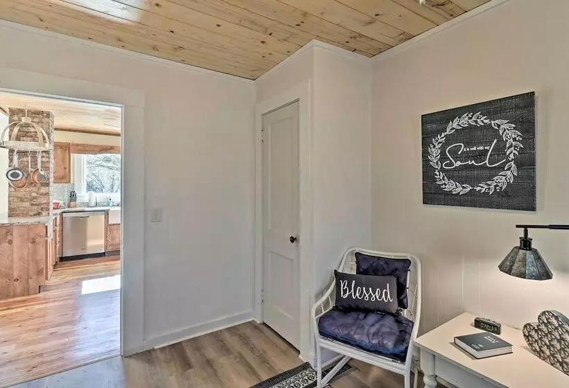 Flat Rock Cottage Near Hendersonville & Hiking