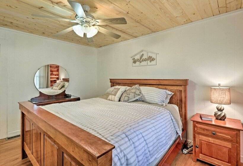 Flat Rock Cottage Near Hendersonville & Hiking