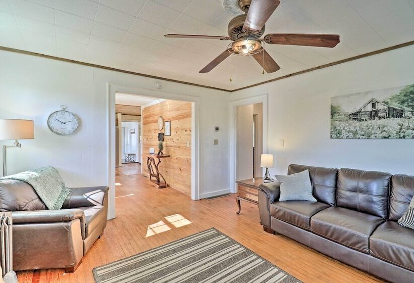 Flat Rock Cottage Near Hendersonville & Hiking