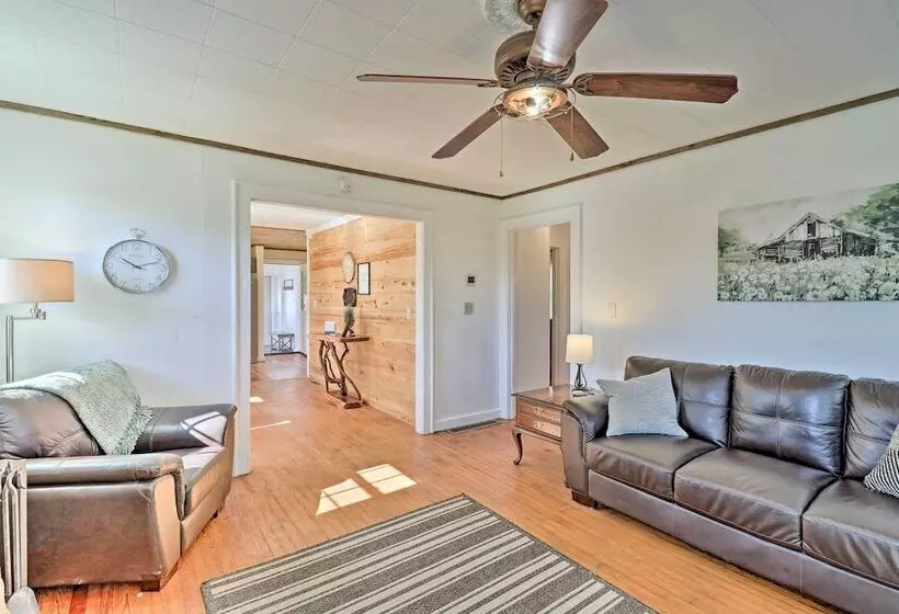 Flat Rock Cottage Near Hendersonville & Hiking