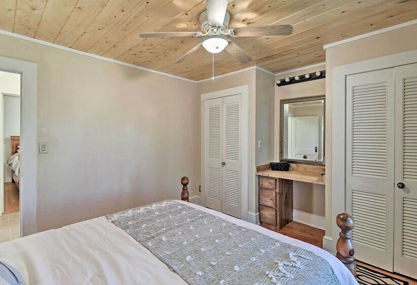 Flat Rock Cottage Near Hendersonville & Hiking