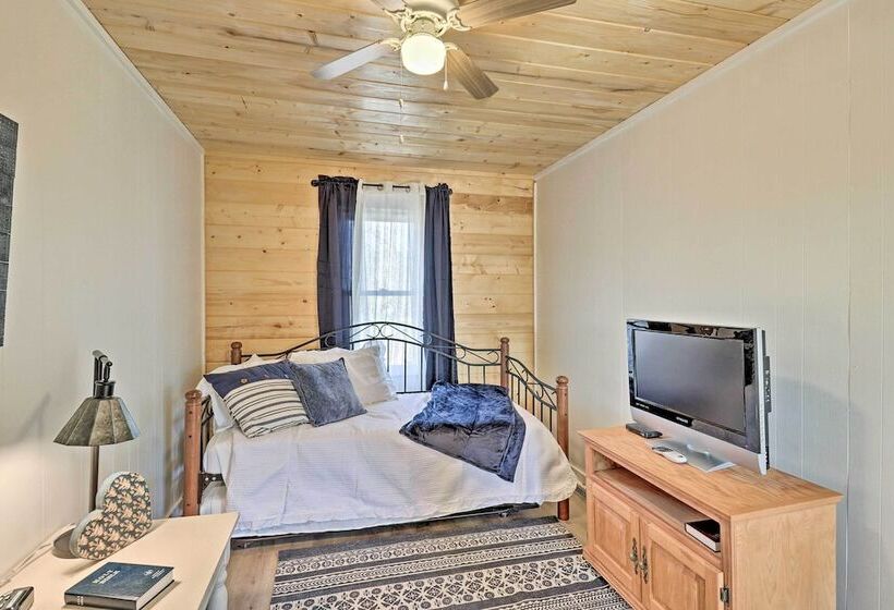 Flat Rock Cottage Near Hendersonville & Hiking