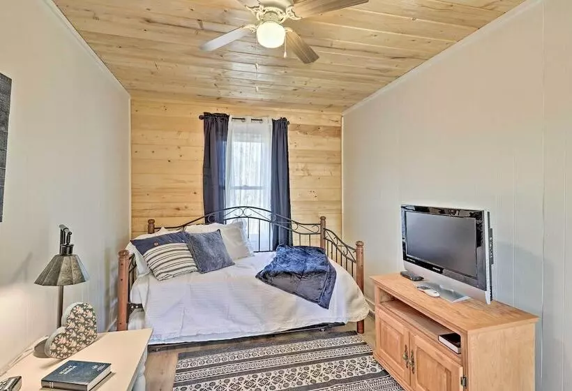 Flat Rock Cottage Near Hendersonville & Hiking