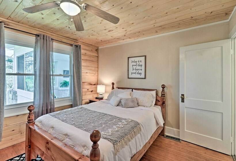 Flat Rock Cottage Near Hendersonville & Hiking