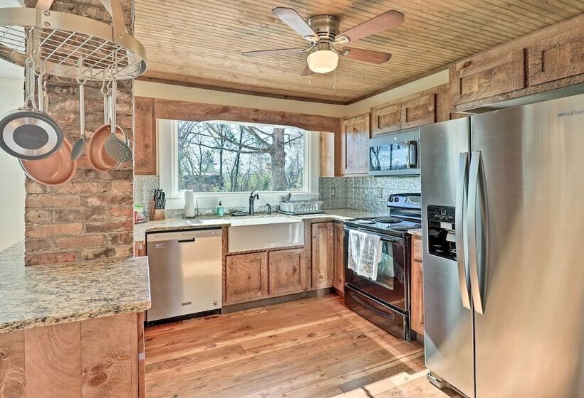 Flat Rock Cottage Near Hendersonville & Hiking