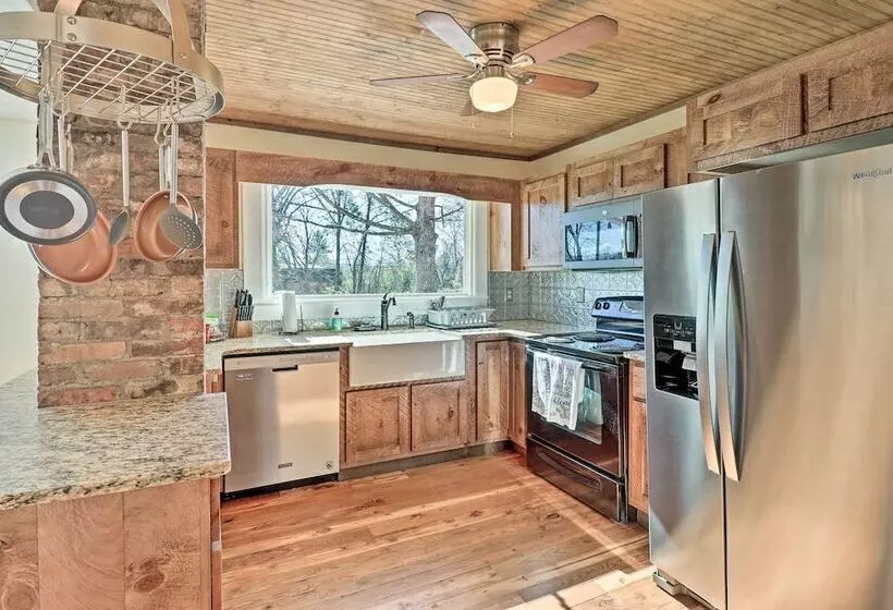 Flat Rock Cottage Near Hendersonville & Hiking