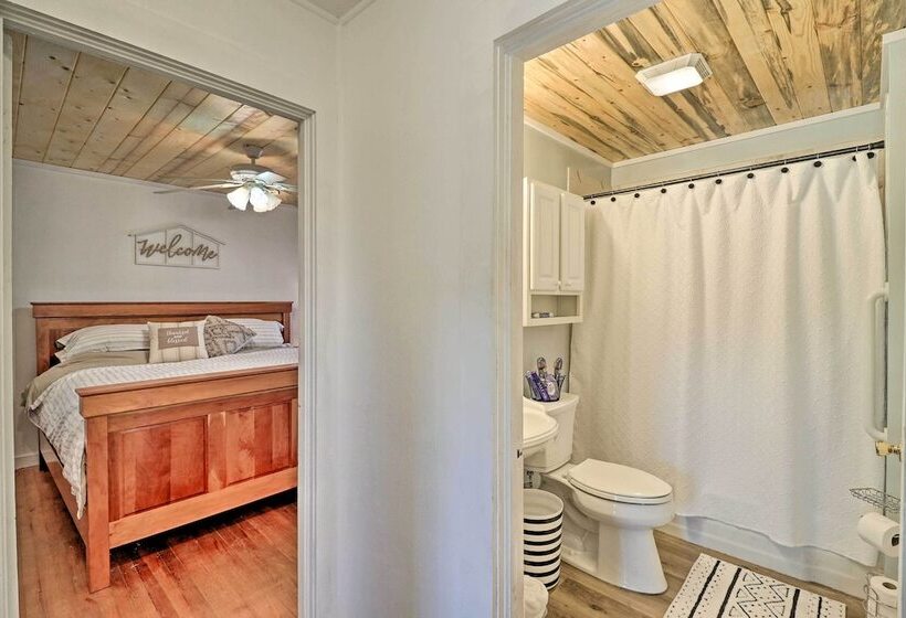 Flat Rock Cottage Near Hendersonville & Hiking