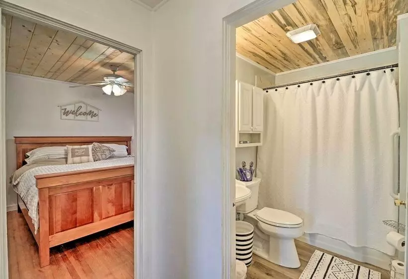 Flat Rock Cottage Near Hendersonville & Hiking