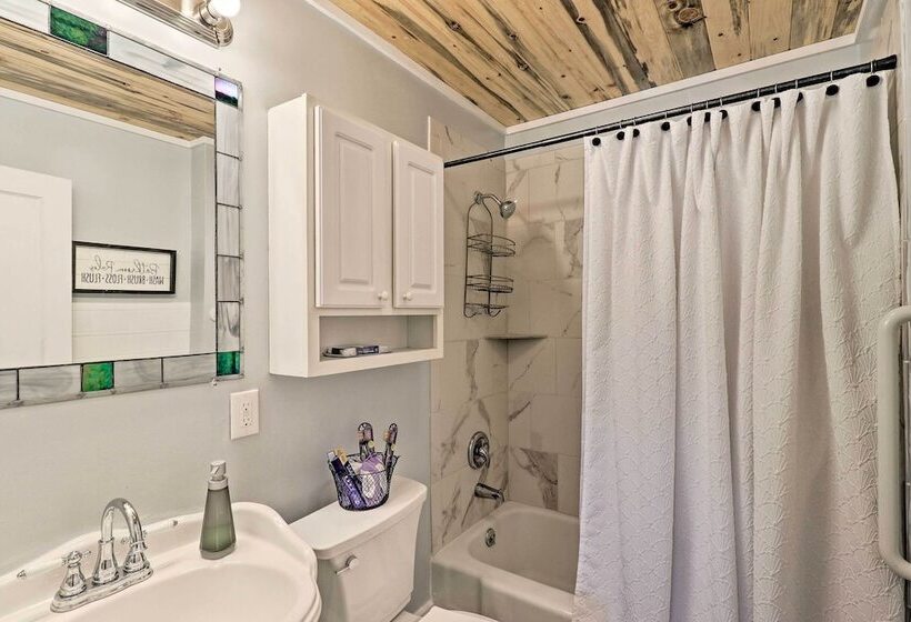 Flat Rock Cottage Near Hendersonville & Hiking