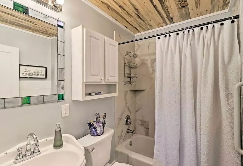 Flat Rock Cottage Near Hendersonville & Hiking