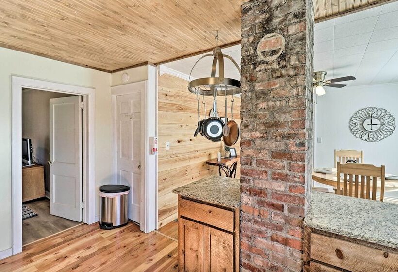 Flat Rock Cottage Near Hendersonville & Hiking