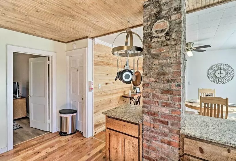 Flat Rock Cottage Near Hendersonville & Hiking