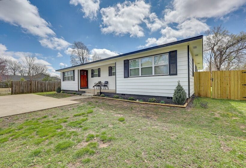 Home: Grassy Yard, Walk To Bentonville Square