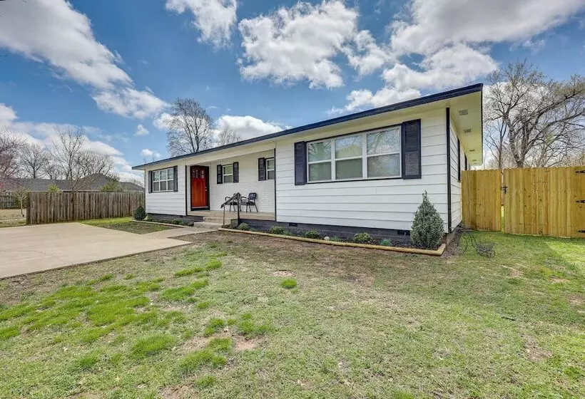 Home: Grassy Yard, Walk To Bentonville Square