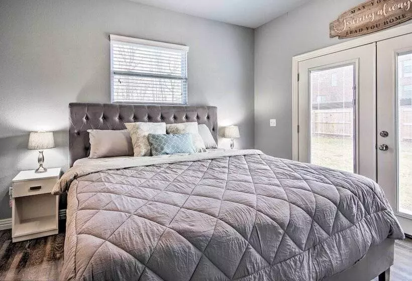 Home: Grassy Yard, Walk To Bentonville Square