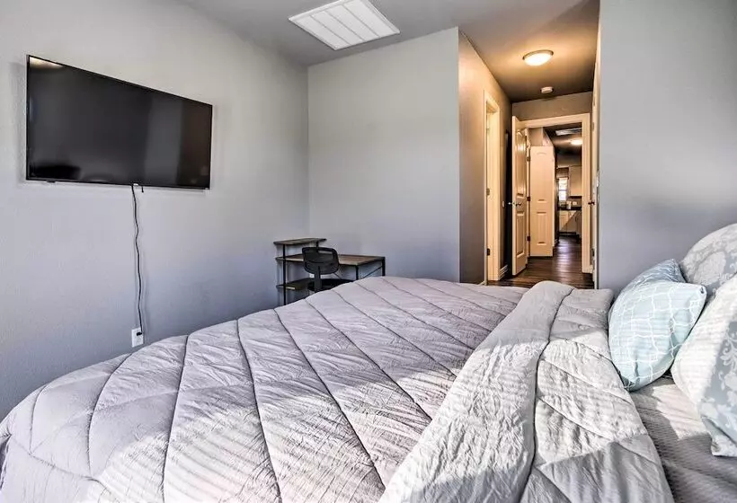 Home: Grassy Yard, Walk To Bentonville Square