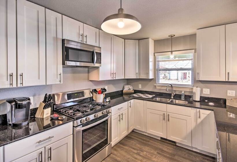 Home: Grassy Yard, Walk To Bentonville Square