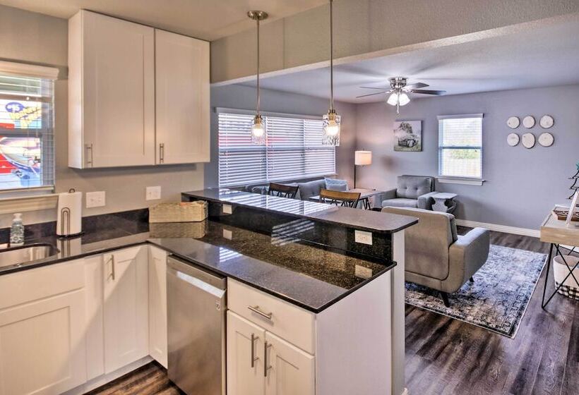 Home: Grassy Yard, Walk To Bentonville Square