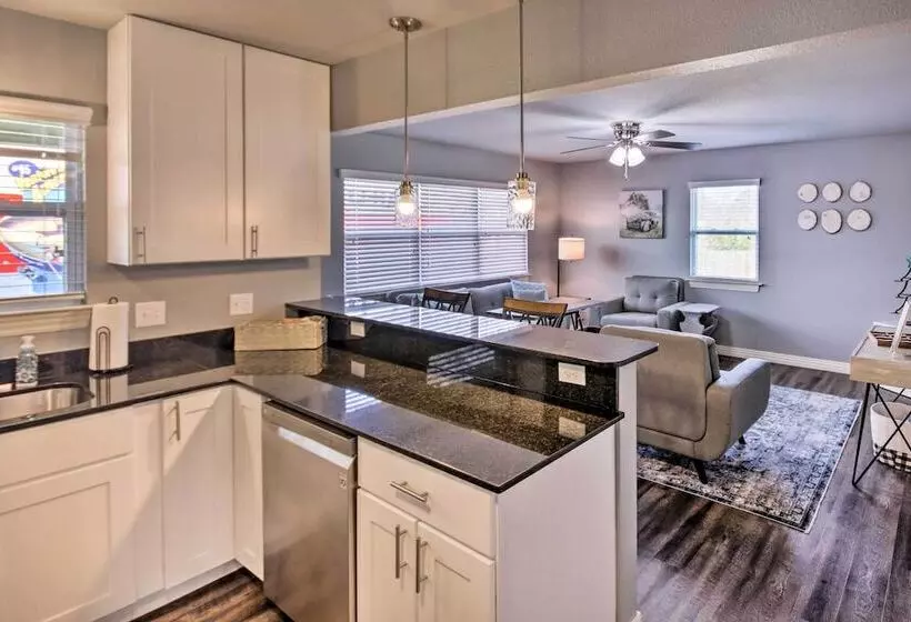 Home: Grassy Yard, Walk To Bentonville Square