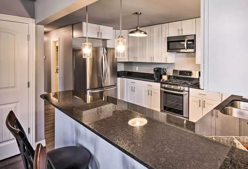 Home: Grassy Yard, Walk To Bentonville Square