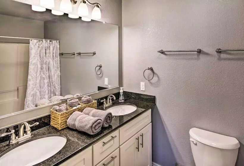 Home: Grassy Yard, Walk To Bentonville Square