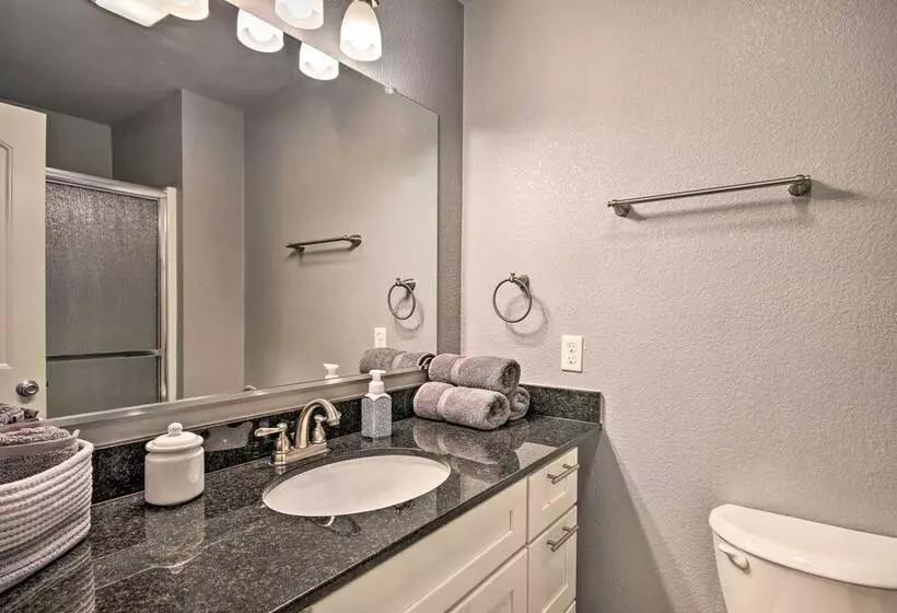 Home: Grassy Yard, Walk To Bentonville Square