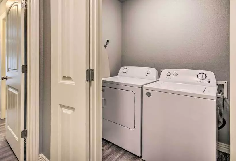 Home: Grassy Yard, Walk To Bentonville Square