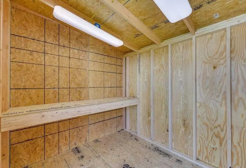 Home: Grassy Yard, Walk To Bentonville Square