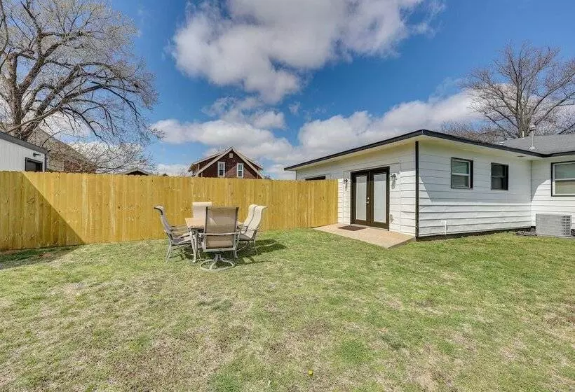 Home: Grassy Yard, Walk To Bentonville Square