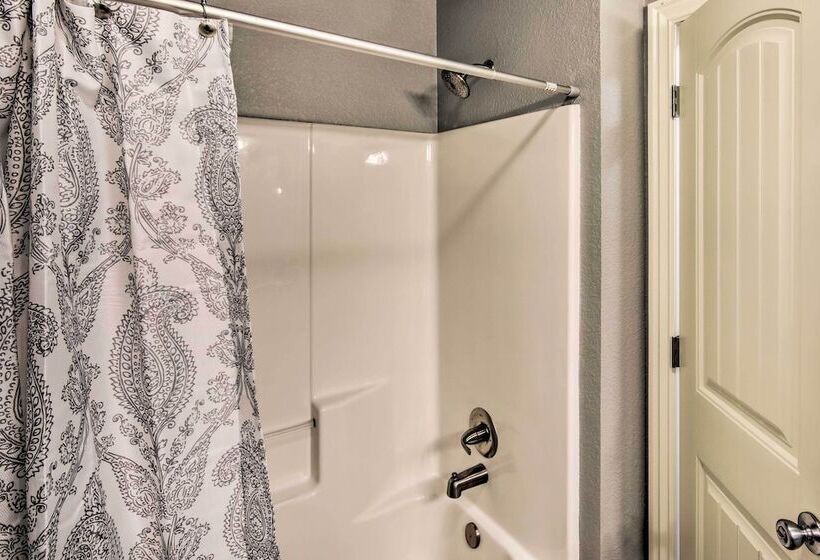 Home: Grassy Yard, Walk To Bentonville Square