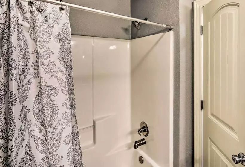 Home: Grassy Yard, Walk To Bentonville Square