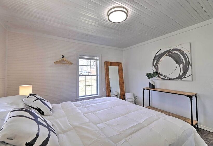 Idyllic Fayetteville Home   Walk To Ua Campus!