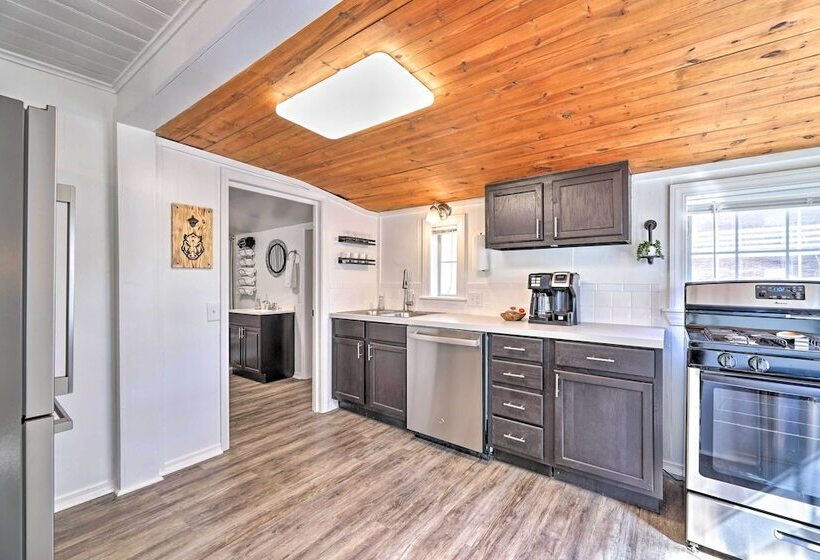 Idyllic Fayetteville Home   Walk To Ua Campus!