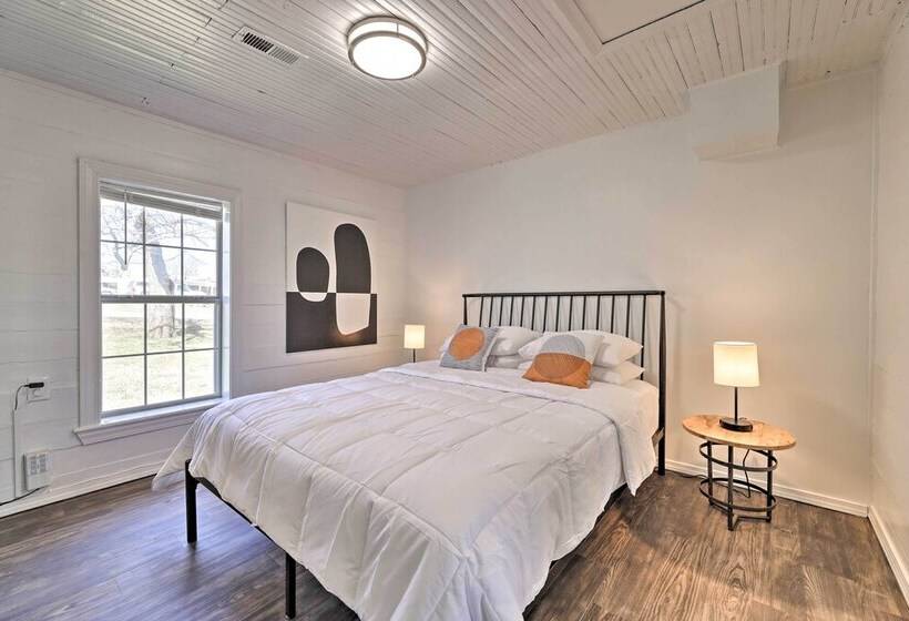 Idyllic Fayetteville Home   Walk To Ua Campus!