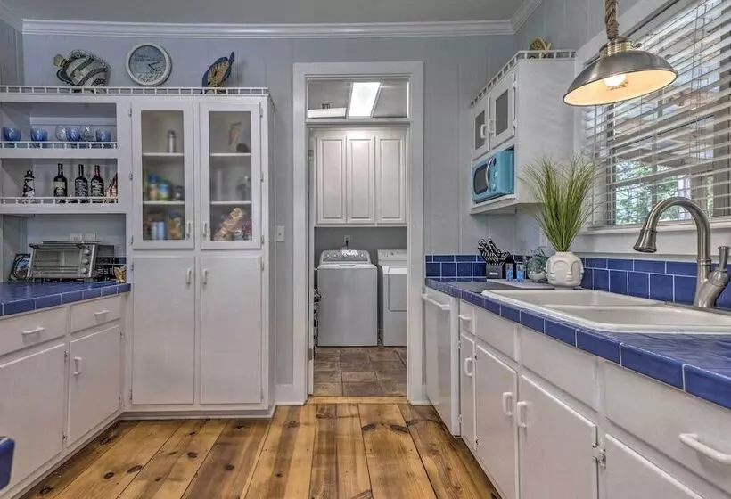 Island Home W/ Kayaks, Bikes, & Paddleboards!