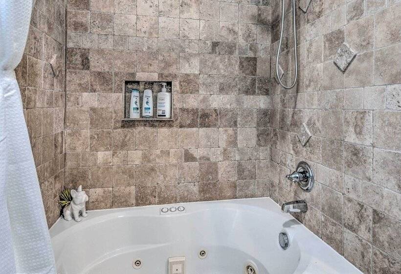 Island Home W/ Kayaks, Bikes, & Paddleboards!