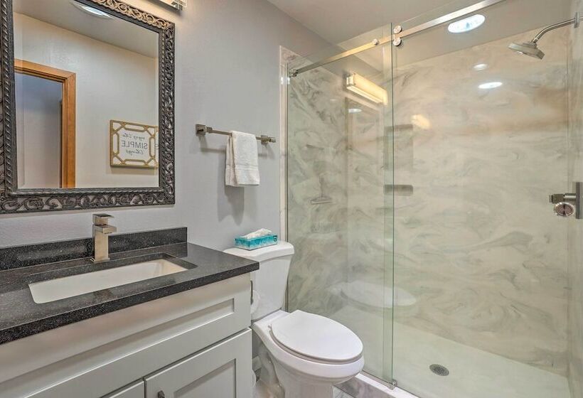 Hot Tub + Deck: Large Sunriver Home Near Skiing